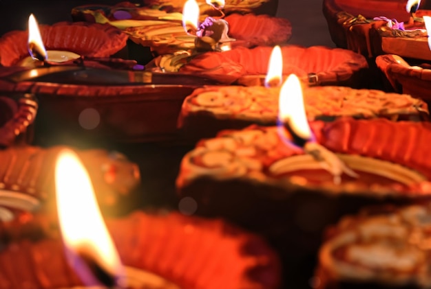 Un tavolo pieno di cibo con candele che dicono "buon compleanno".