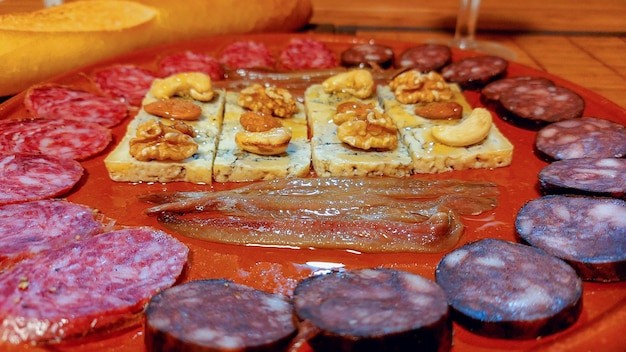 Un tavolo pieno di cibo tra cui carne, carne e noci.