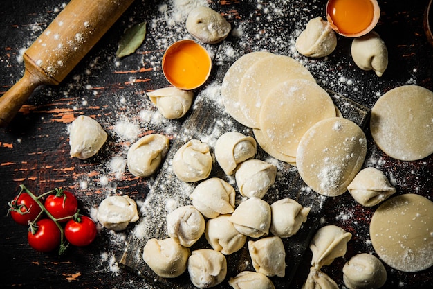 Un tavolo pieno di cibo tra cui gnocchi, pomodoro e uova