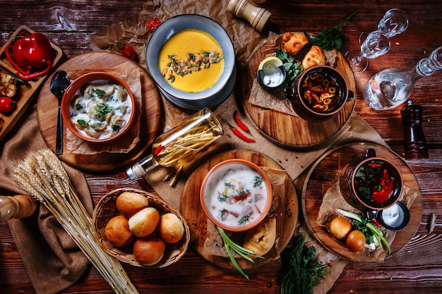 Un tavolo su cui ci sono piatti tradizionali ucraini Zuppa di zucca gnocchi e Solyanka Vista dall'alto