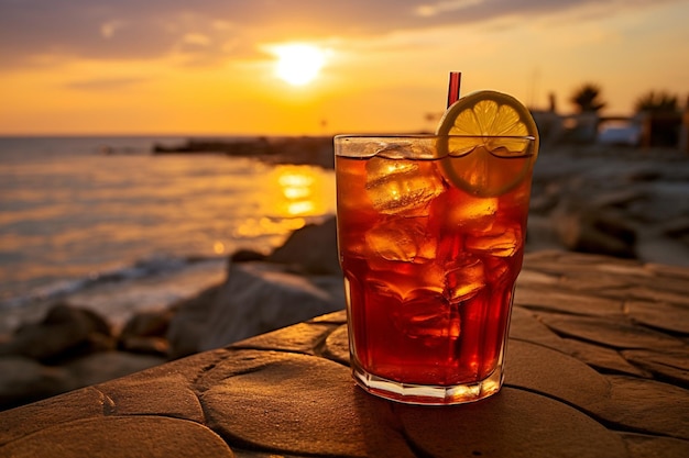 Un tè ghiacciato al tramonto sullo sfondo della spiaggia