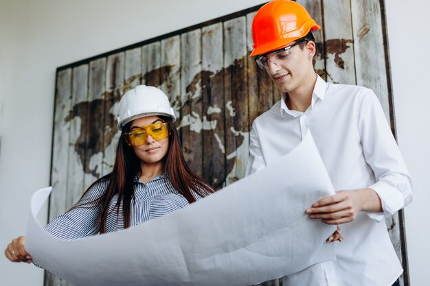 Un team di architetti professionisti guarda i disegni