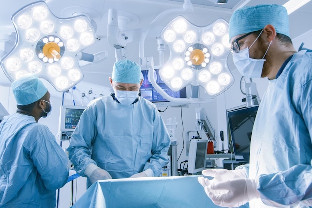 Un team di chirurghi professionisti che eseguono un'operazione invasiva su un paziente