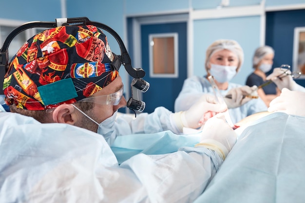 Un team di chirurghi sta combattendo per la vita per una vera operazione per vere emozioni Il team di terapia intensiva sta combattendo per la vita del paziente Salvare la vita la lotta per la vita