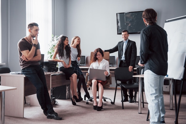 Un team di giovani studenti che creano il proprio progetto in uno spazio ufficio.