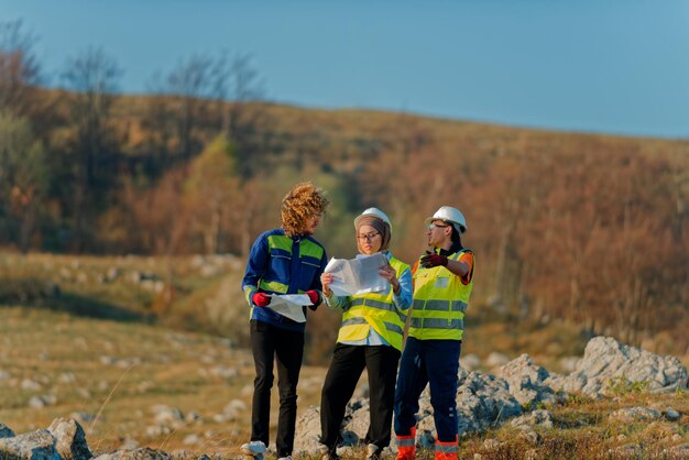 Un team di ingegneri e operai supervisiona un progetto di turbina eolica in un moderno parco eolico