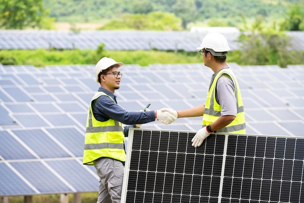 Un team di ingegneri maschi sta per installare pannelli solari presso la centrale solare Il team di ingegneri ha ordinato e installato celle solari