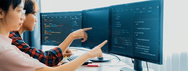 Un team di programmatori professionisti discute della codifica web in ufficio Burgeoning