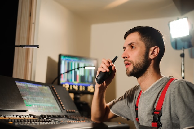 Un tecnico dell'illuminazione lavora con il controllo dei tecnici delle luci durante lo spettacolo. Mixer professionale, consolle di missaggio. Attrezzature per concerti