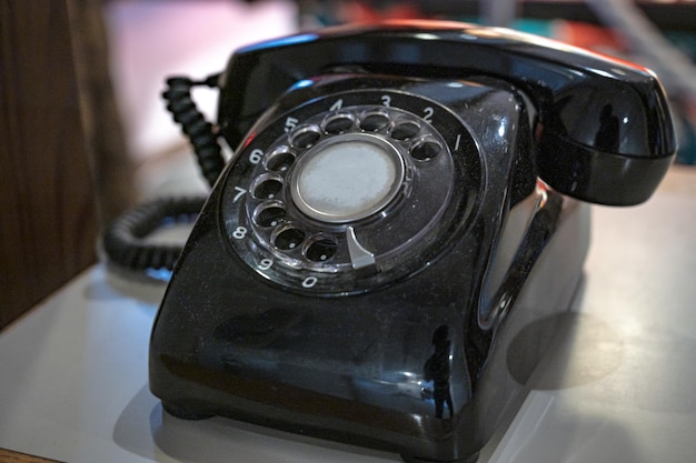 Un telefono nero con sopra i numeri 1 e 2