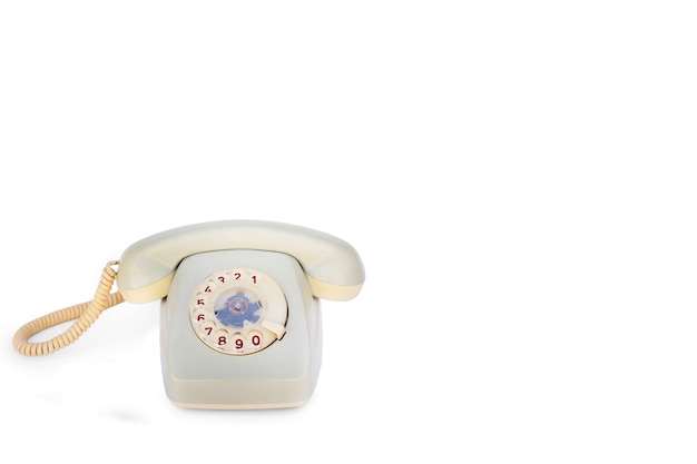 Un telefono vintage su sfondo bianco con copia spazio