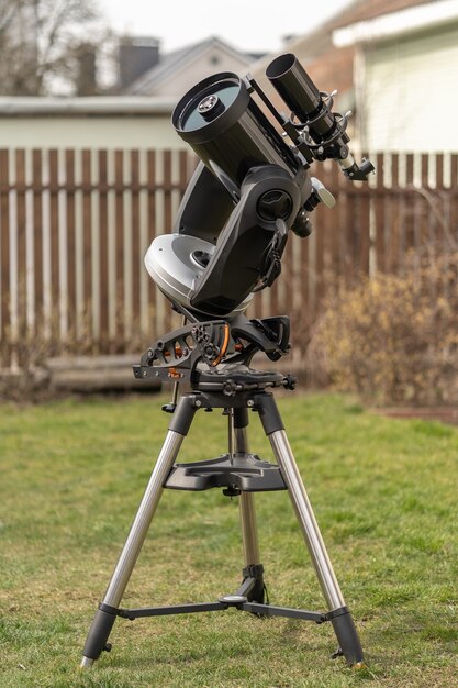 Un telescopio Schmidt-Cassegrain montato su una montatura a forcella, dotato di un cuneo equatoriale e di un telescopio guida con un rifrattore.
