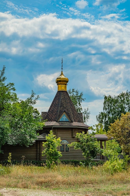 Un tempio cristiano fatto di un telaio di legno con una cupola dorata e una croce