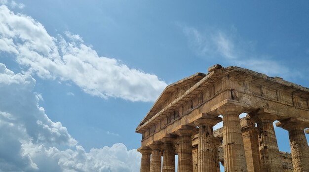 Un tempio di apollo si trova di fronte a un cielo blu.