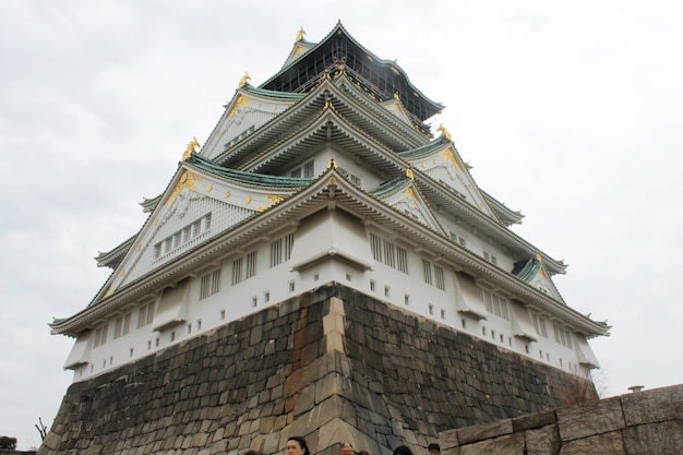 un tempio giapponese a Osaka con un tetto verde