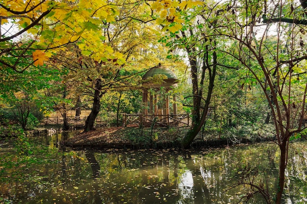 Un tempio intorno a un laghetto artificiale nel giardino di Villa Belgiojoso Bonaparte a Milano Italia