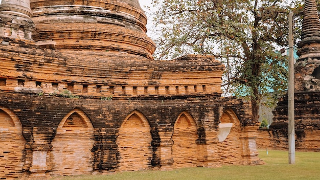 Un tempio nel parco della città vecchia di Bagan