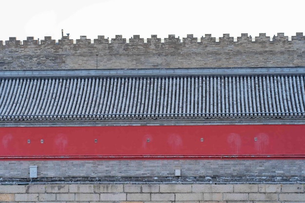 Un tetto rosso su un edificio con una striscia rossa.