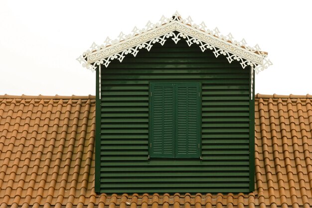 Un tetto verde con un tetto bianco e un tetto bianco che dice "la parola" sopra "