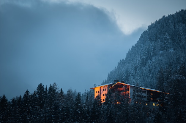 Un tipico rifugio alpino nelle montagne austriache.