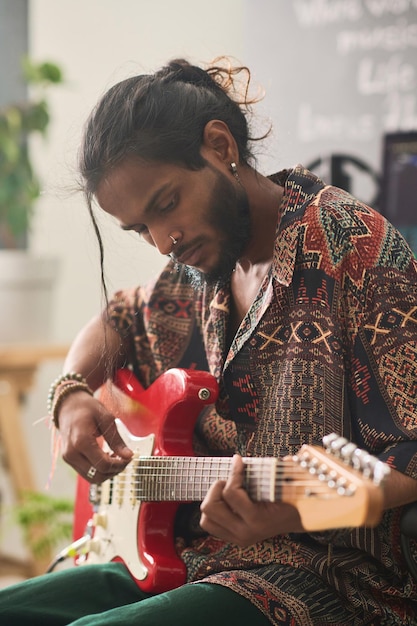 Un tizio con la chitarra basso che crea nuova musica