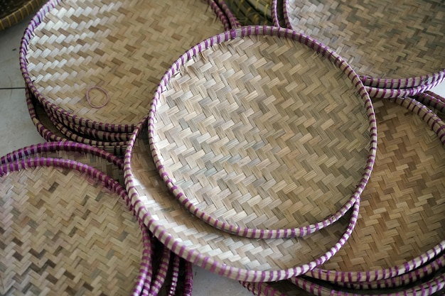 Un tradizionale cesto di bambù fatto a mano Anyaman Bamboo Artigianato tradizionale di bambù dall'Indonesia