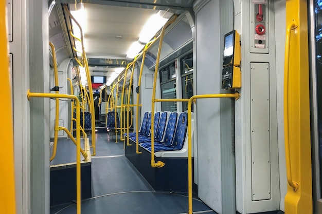 Un tram vuoto senza persone in cabina