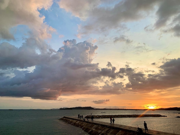 Un tramonto con le nuvole e un tramonto sullo sfondo