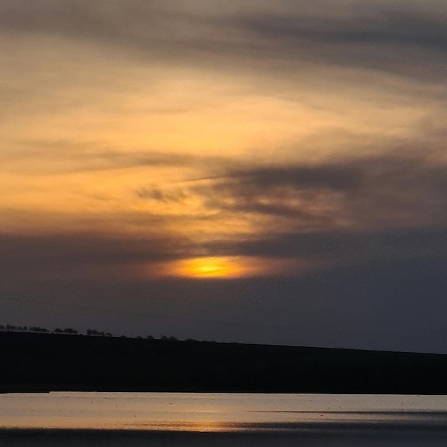 Un tramonto con qualche nuvola nel cielo