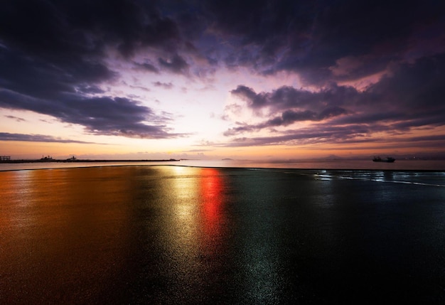 Un tramonto con una barca sullo sfondo