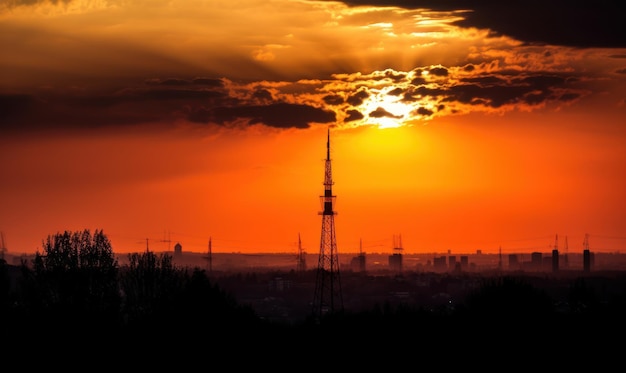 Un tramonto con una torre sullo sfondo