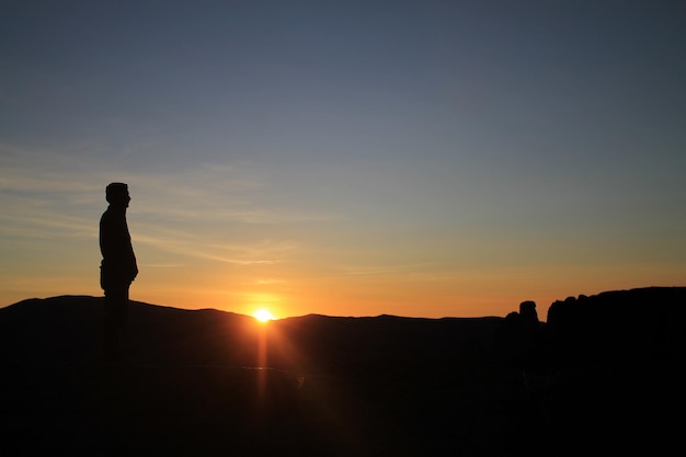 Un tramonto con una torre sullo sfondo