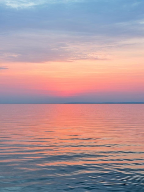 un tramonto si riflette sull'acqua con il sole che tramonta dietro l'orizzonte.