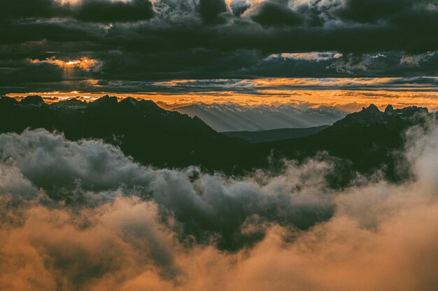 Un tramonto sopra le nuvole con il sole che splende attraverso le nuvole