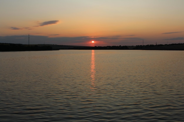 Un tramonto su un corpo d'acqua