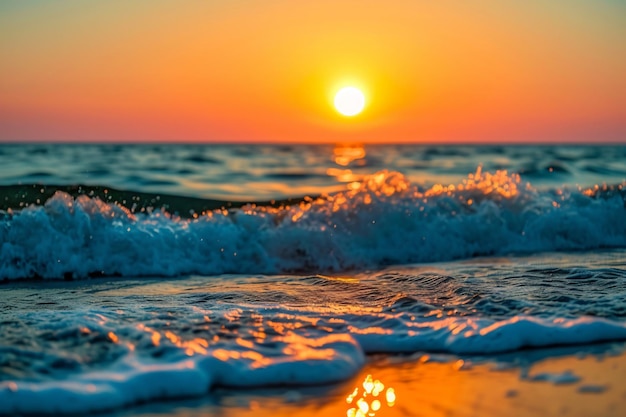 un tramonto su una spiaggia con un tramonto sullo sfondo