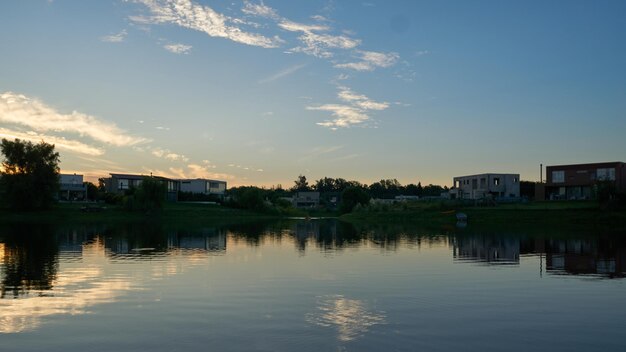 Un tramonto sul lago con il sole che tramonta