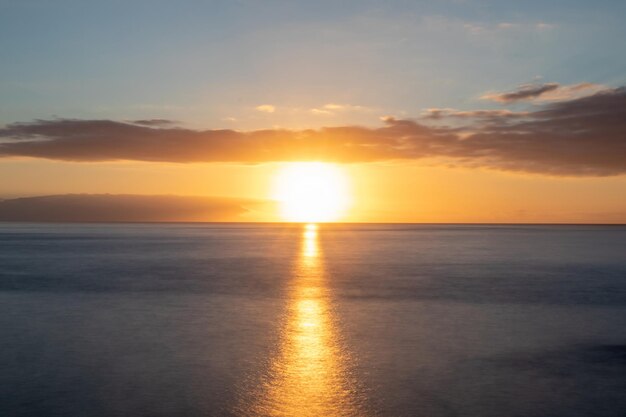 Un tramonto sull'oceano con un bel tramonto.