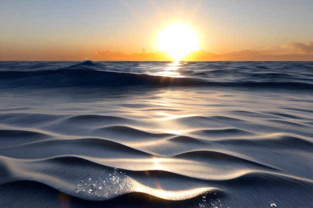 Un tramonto sull'oceano con un cielo blu e il sole sullo sfondo