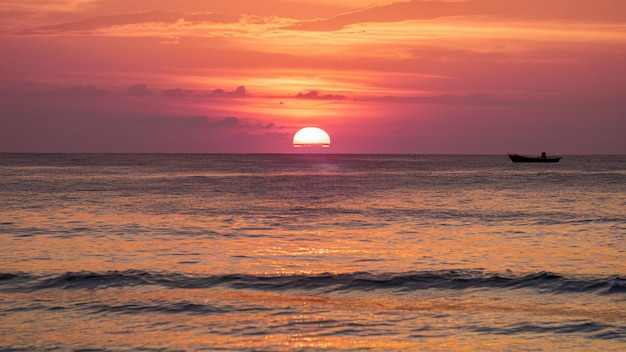 un tramonto sull'oceano con un tramonto rosa