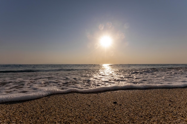 Un tramonto sulla spiaggia del mare