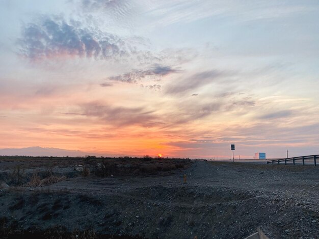 Un tramonto sulle dune di sabbia