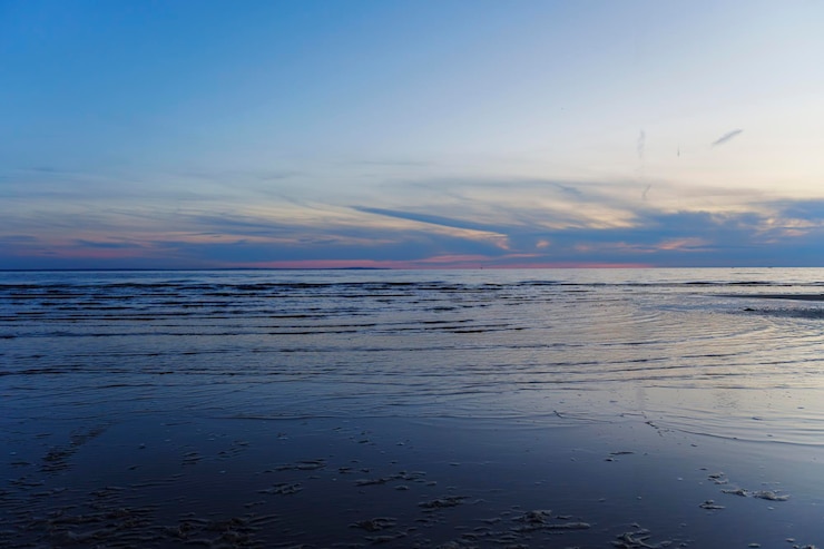 Foto un tramonto tranquillo sulle calme onde dell'oceano