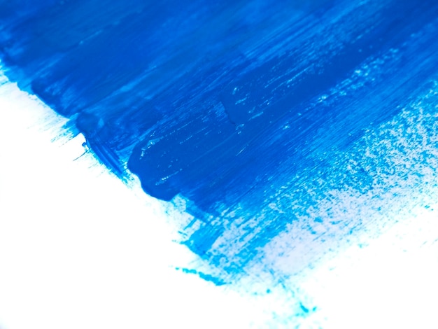 Un tratto di vernice acrilica blu isolato su uno sfondo bianco concetto di arte astratta
