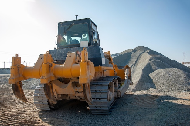 Un trattore che lavora in un'area di costruzione industriale