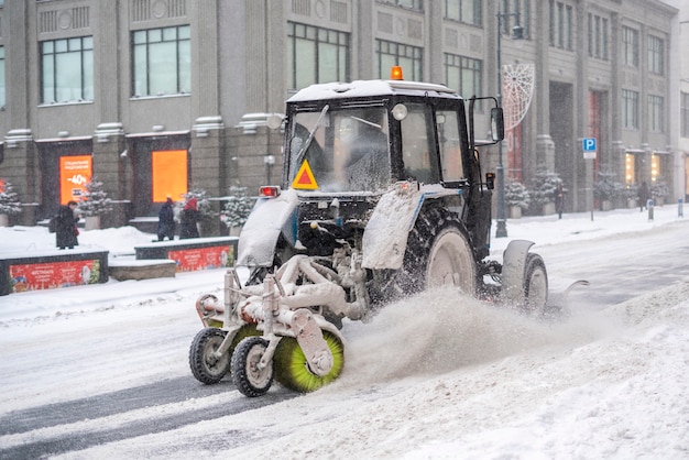 Un trattore strada pulita dalla neve dopo una bufera di neve f