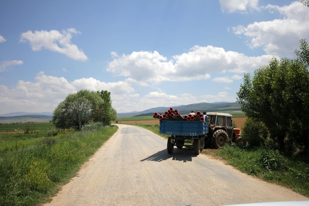 un trattore sulla strada