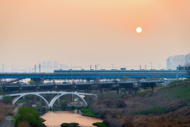 Un treno al tramonto