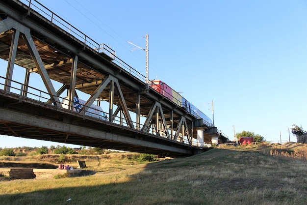 Un treno su un ponte