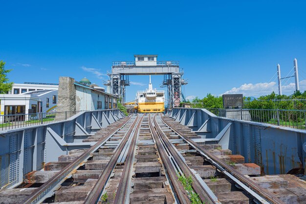 Un treno sui binari di un ponte